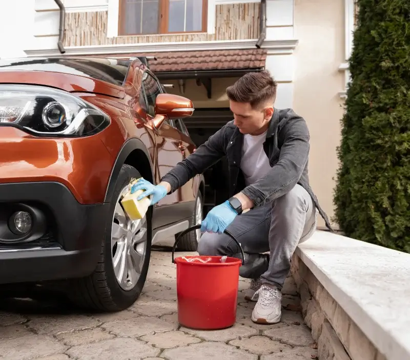 Lavage auto à domicile Flagnac : professionnel intervenant sur un véhicule